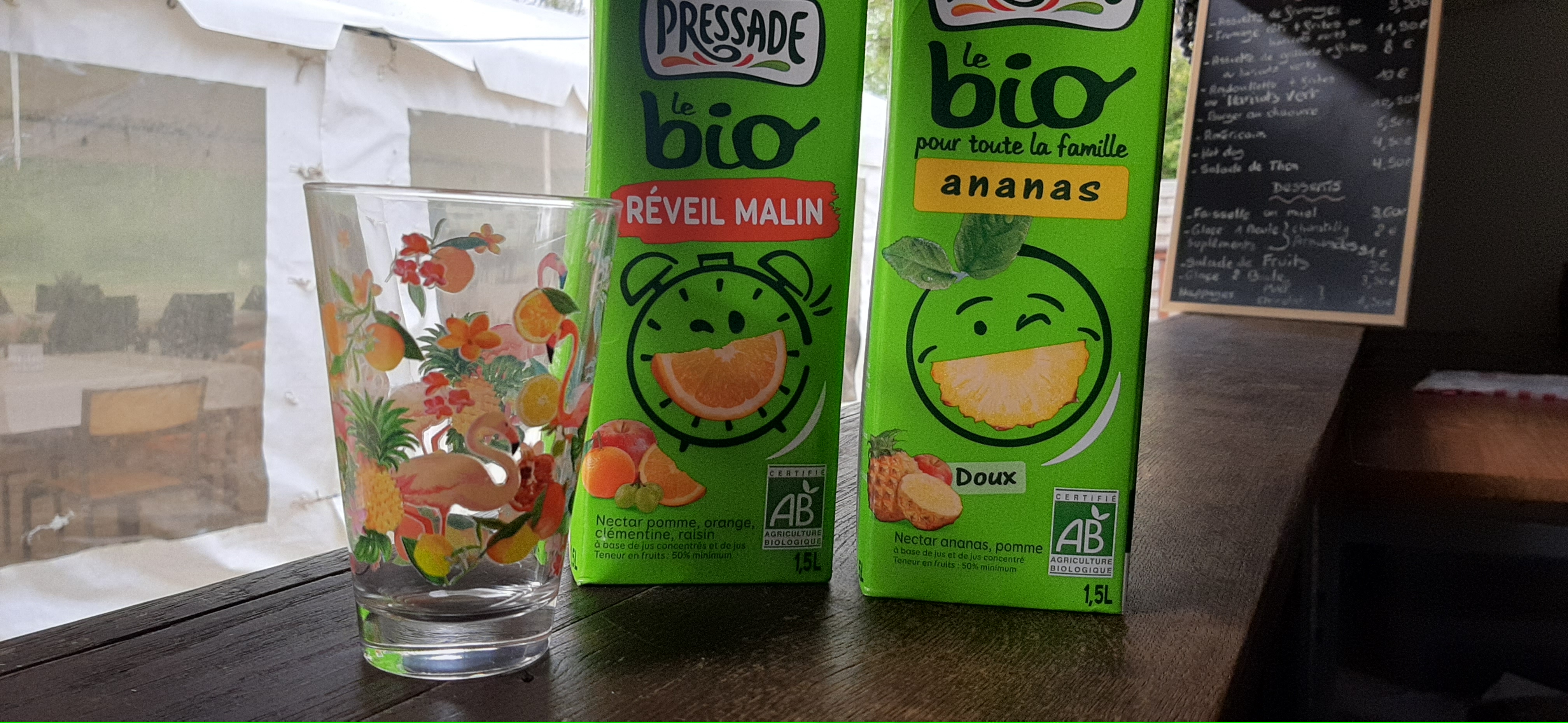 Photo d'une brique de jus d'oranges et de jus d'ananas d'un verre